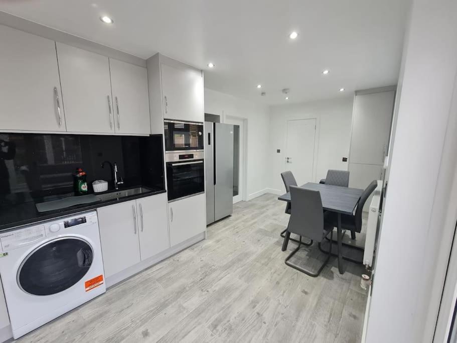 Elm Park Cheerful 4-Bedroom Holiday Home Hornchurch Luaran gambar